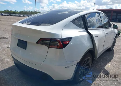 2024 Tesla Model Y Long Range Dual Motor All-Wheel Drive/Rwd z USA, uszkodzony, nr VIN 7SAYGDED0RF207913